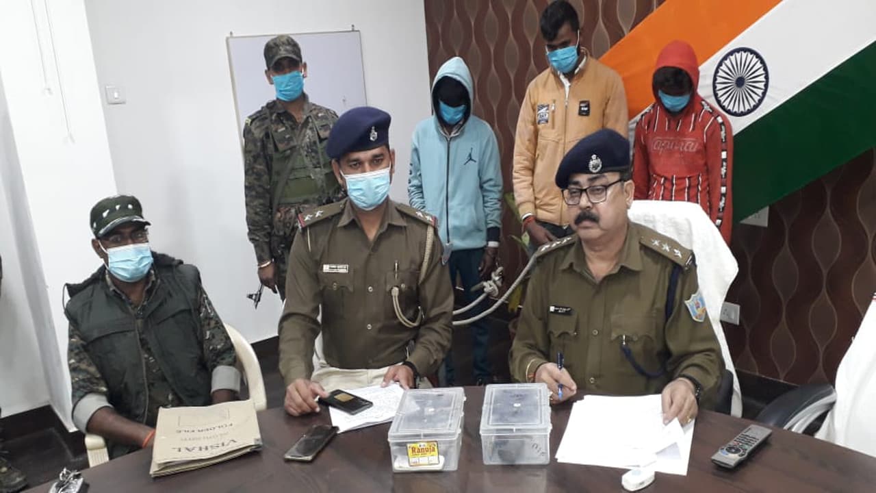 Jharkhand News: कोडरमा के सतगावां में अपराध की योजना बना रहे 3 क्रिमिनल्स गिरफ्तार, कई हथियार बरामद