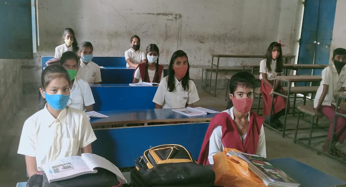 Jharkhand School Reopen News : लंबे समय बाद खुले स्कूल, पहले दिन स्टूडेंट्स की रही कम उपस्थिति