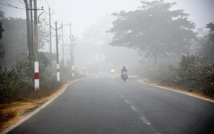 Jharkhand Weather Update News: बादल छटते ही फिर बढ़ेगी ठंड, कोहरे के कारण कई ट्रेनें रद्द,कई देर से चलेगी