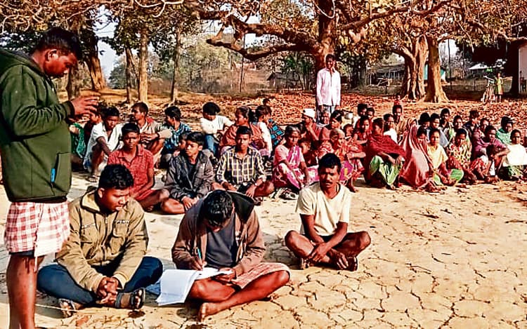 Jharkhand News: कोल्हान के जंगलों में नक्सलियों का ठौर, सुरक्षा के लिहाज से ग्रामीणों के प्रवेश पर रोक