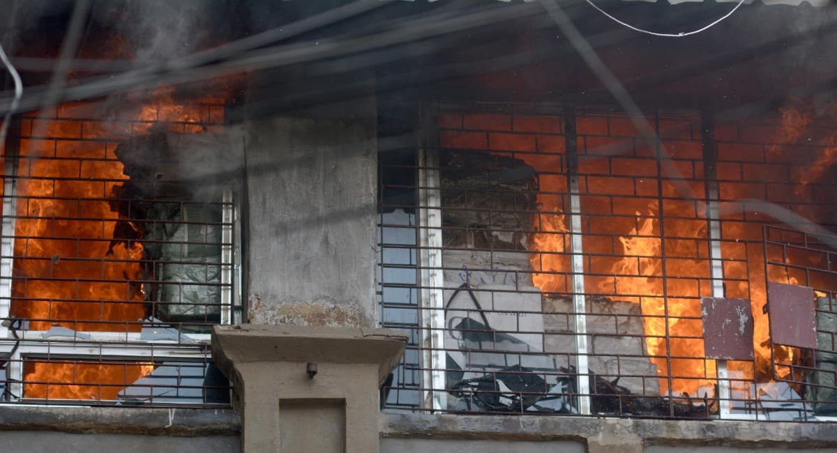 कोलकाता की इमारत में लगी भीषण आग, जायजा लेने गये दमकल मंत्री बीमार