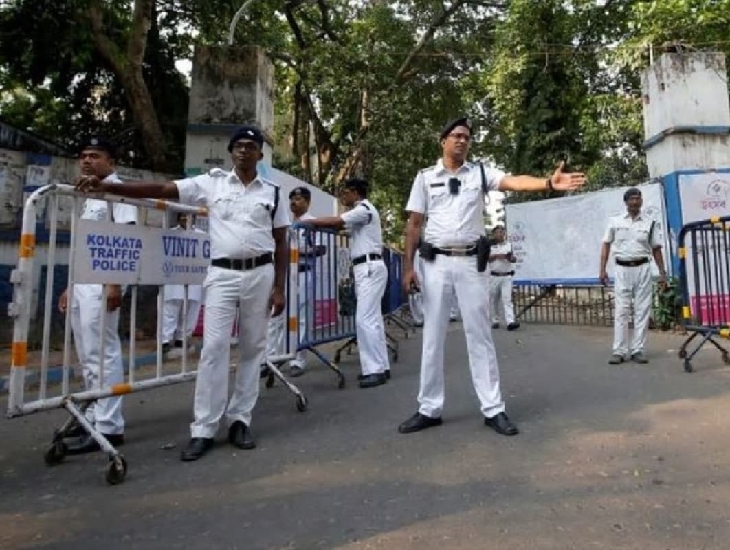 बंगाल में 900 से अधिक पुलिसकर्मी कोरोना से संक्रमित, इंस्पेक्टर के बाद अब कोलकाता पुलिस के कांस्टेबल की Covid19 से मौत बंगाल में 900 से अधिक पुलिसकर्मी कोरोना से संक्रमित, इंस्पेक्टर के बाद अब कोलकाता पुलिस के कांस्टेबल की Covid19 से मौत