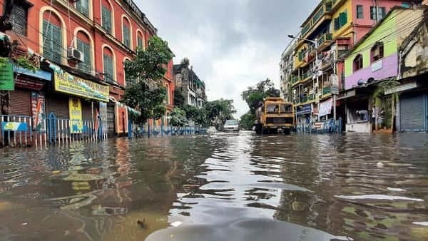 Bengal Weather Alert: मॉनसून की बौछार से पानी-पानी कोलकाता, बंगाल में 19 जून तक जारी रहेगी बारिश Bengal Weather Alert: मॉनसून की बौछार से पानी-पानी कोलकाता, बंगाल में 19 जून तक जारी रहेगी बारिश