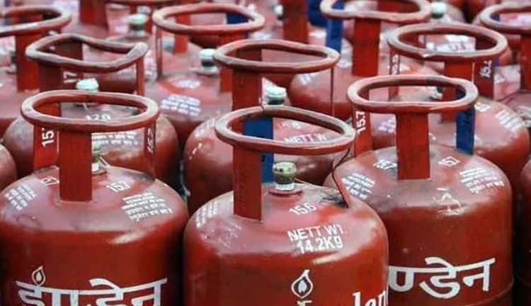 LPG Cylinder Price: एलपीजी गैस 100 रुपये से ज्यादा हुआ महंगा, जानिए कितने में मिलेगा सिलेंडर