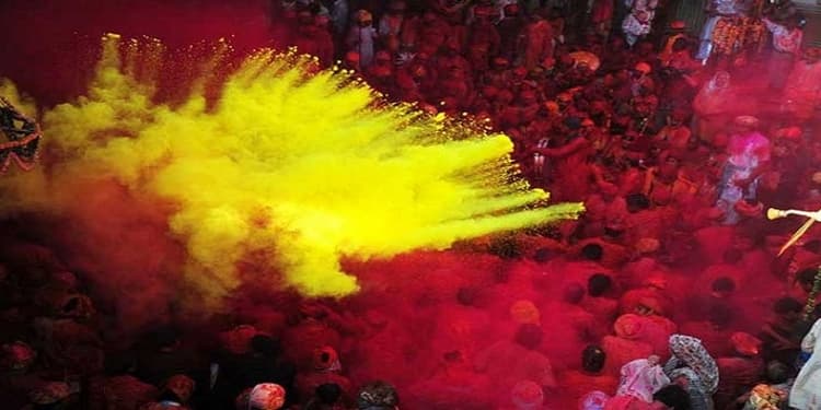 मथुरा के श्रीजी मंदिर में लड्डुओं से खेली गयी अनोखी होली, हजारों वर्ष पुरानी है अनूठी परंपरा