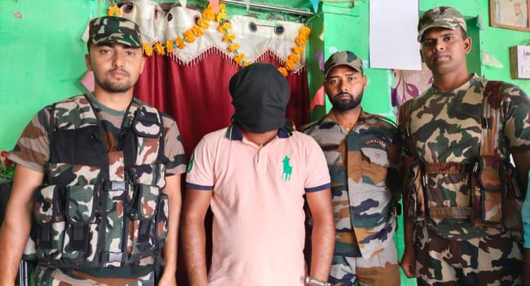 Lakhisarai: बरियारपुर से हार्डकोर नक्सली सुनील मंडल गिरफ्तार, पीरीबाजार थाने में ही दर्ज हैं 10 मामले