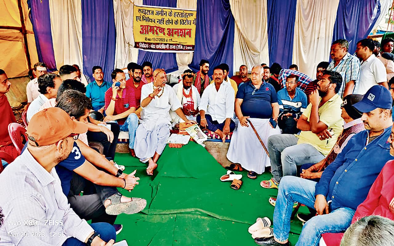 देवघर के लखराज जमीन की रजिस्ट्री की मांग जोर पकड़ी, शीघ्रदर्शनम और वीआईपी पूजा बंद रखने का आह्वान