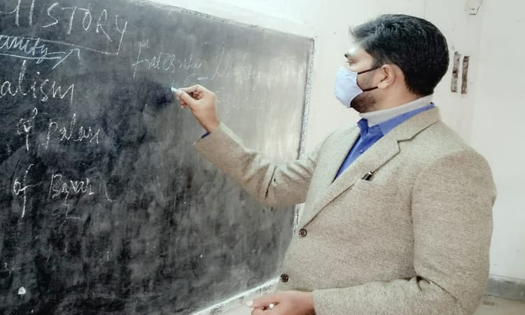 टीचर की भूमिका में दिखे लातेहार DC अबु इमरान, बच्चों को दी राष्ट्रवाद और मौलिक अधिकारों की जानकारी