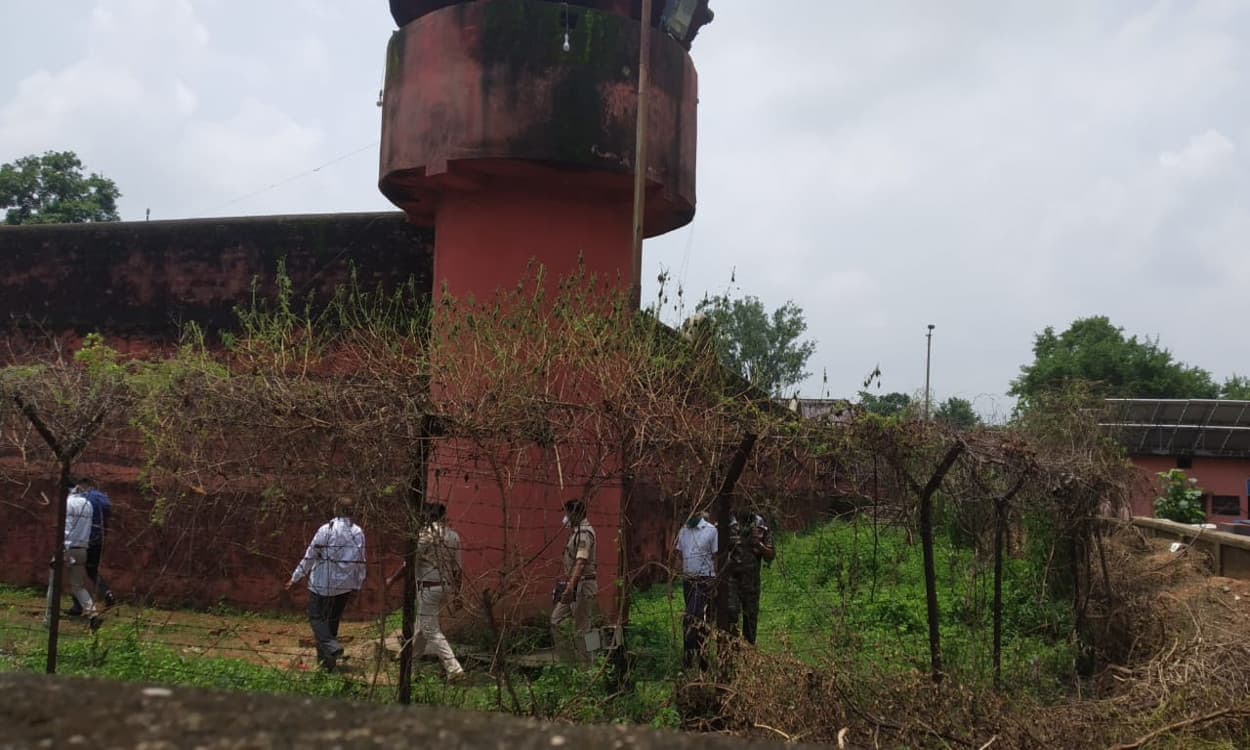 जेल से फरार एक कैदी गिरफ्तार, दूसरे की तलाश जारी, जेल आईजी ने की जांच