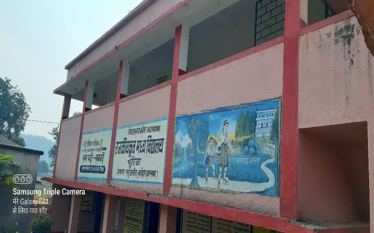 लातेहार में है एक ऐसा सरकारी स्कूल, जहां एक शिक्षिका गढ़ रही 138 बच्चों का भविष्य