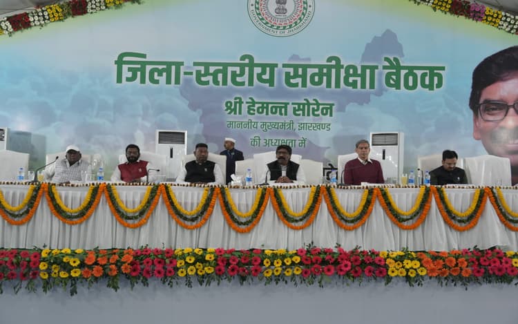 PHOTOS: CM हेमंत का अधिकारियों को सख्त निर्देश, विकास योजनाओं को धरातल पर उतारें वर्ना होगी कार्रवाई