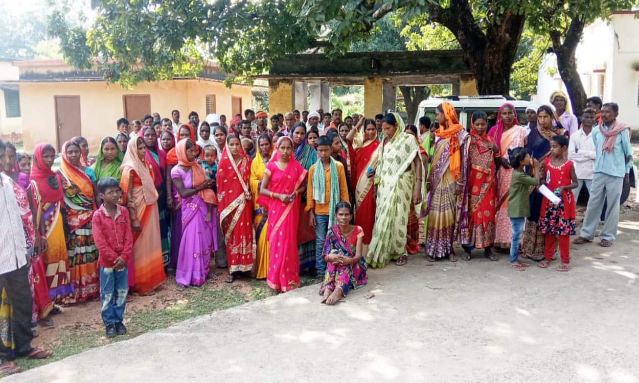 डीवीसी कोल ब्लॉक के लिए जमीन नहीं देने पर अड़े 6 गांवों के ग्रामीण, 1100 एकड़ जमीन अधिग्रहण का है मामला डीवीसी कोल ब्लॉक के लिए जमीन नहीं देने पर अड़े 6 गांवों के ग्रामीण, 1100 एकड़ जमीन अधिग्रहण का है मामला