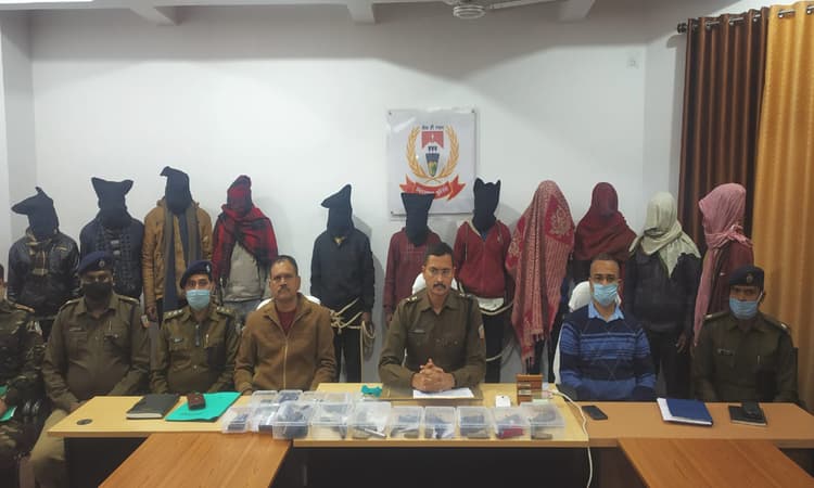 Jharkhand Crime News : लातेहार की पुलिस ने क्रिमिनल सुजीत सिन्हा और अमन साव गिरोह की तोड़ी कमर, 11 आरोपियों को किया गिरफ्तार