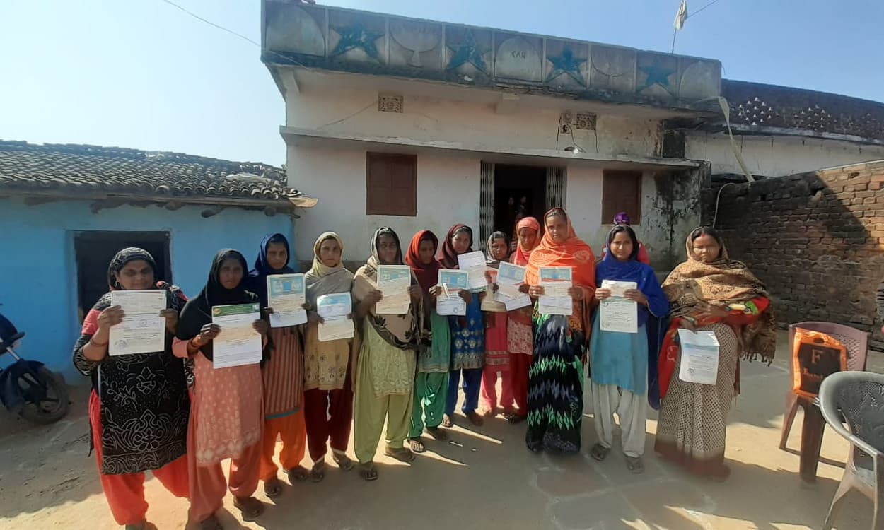 Jharkhand Crime News : लातेहार में राशि तीन गुणा करने के नाम पर ठगी, झांसे में आयी कई ग्रामीण महिलाएं Jharkhand Crime News : लातेहार में राशि तीन गुणा करने के नाम पर ठगी, झांसे में आयी कई ग्रामीण महिलाएं