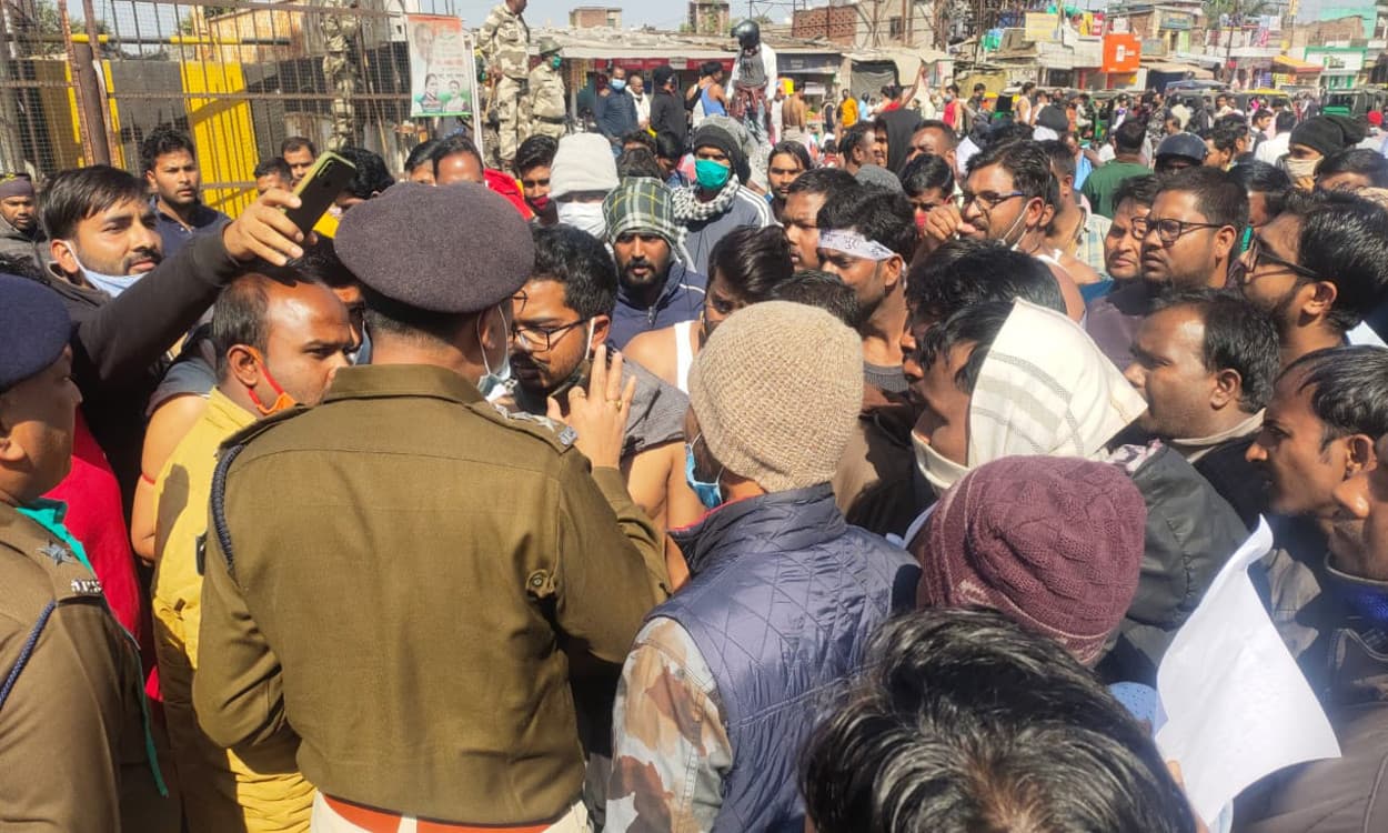 रांची में CM आवास घेरने जा रहे संविदाकर्मियों पर लाठी चार्ज, महिला समेत कई प्रदर्शनकारी घायल