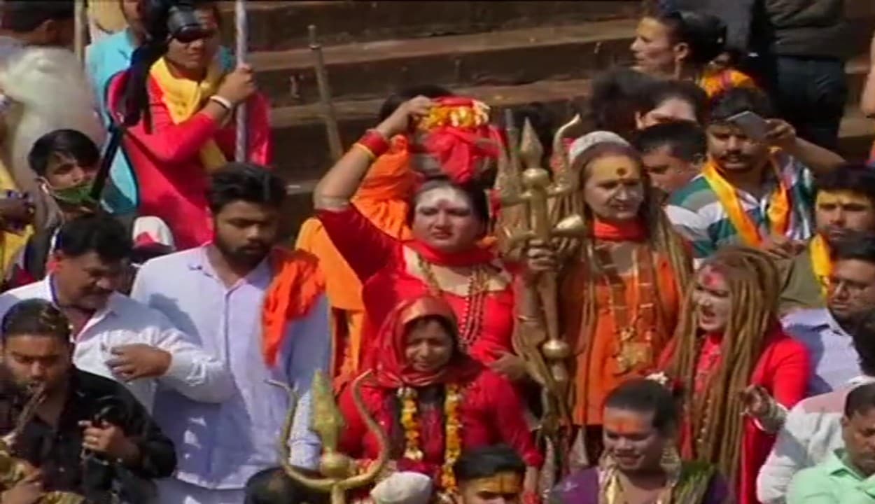 महाशिवरात्रि 2021 : कुंभनगरी हरिद्वार में किन्नर अखाड़े ने पहली बार जूना अखाड़े के साथ किया शाही स्नान, आज निकलेगा पेशवाई जुलूस