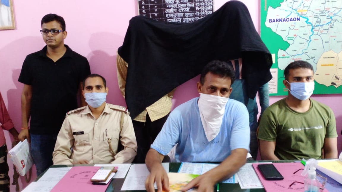 पीएलएफआइ के नाम से लेवी वसूलने वाले दो अपराधियों को हजारीबाग पुलिस ने किया गिरफ्तार