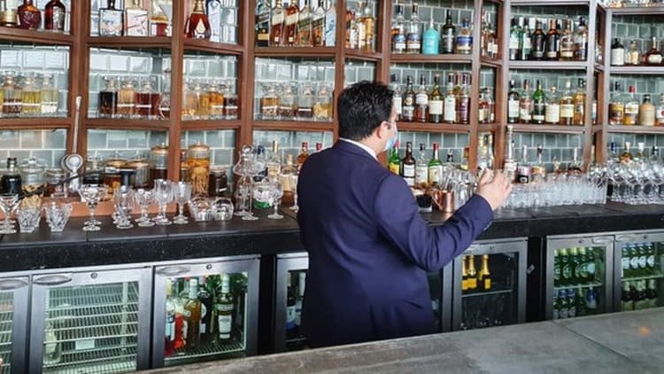 Delhi: नई आबकारी नीति में चूक पर LG का बड़ा एक्शन, 11 अधिकारियों को किया निलंबित