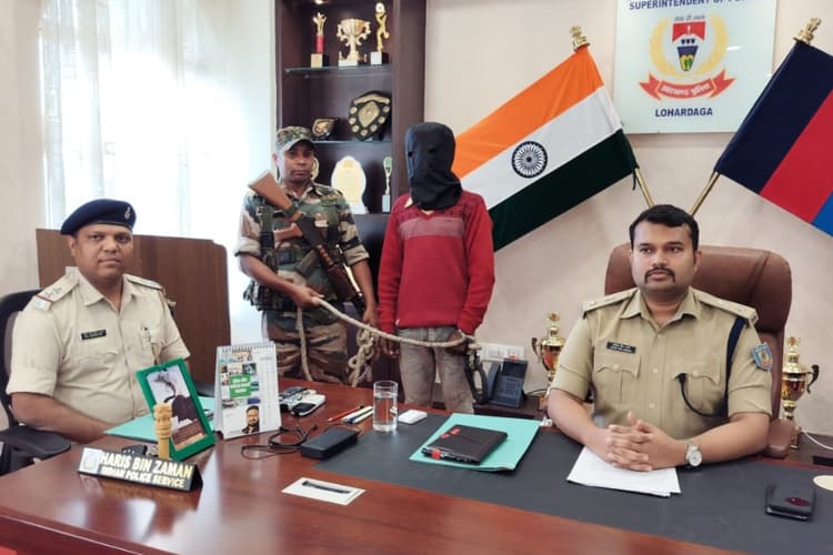 झारखंड: 2021 में सरेंडर पॉलिसी का लाभ ले चुका भाकपा माओवादी आकाश नगेसिया क्यों चढ़ गया पुलिस के हत्थे?