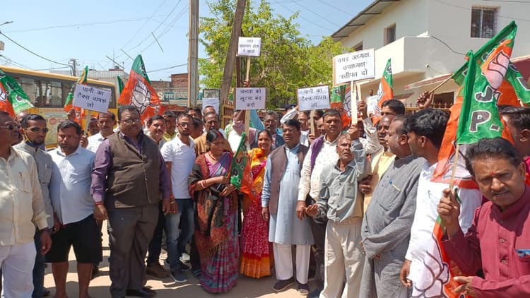 BJP ने लोहरदगा नगर परिषद का किया घेराव, कार्यप्रणाली में सुधार नहीं होने पर तालाबंदी की दी चेतावनी