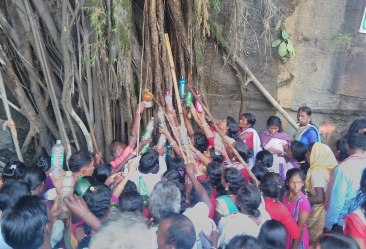 Jharkhand News: जड़ी-बूटी का भंडार है लुगु पर्वत, बरगद पेड़ की जड़ से टपकता है पेट के रोगों को दूर करने वाला पानी Jharkhand News: जड़ी-बूटी का भंडार है लुगु पर्वत, बरगद पेड़ की जड़ से टपकता है पेट के रोगों को दूर करने वाला पानी