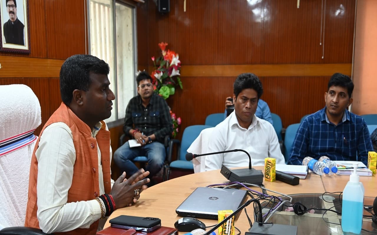 देवघर की लखराज भूमि को लेकर डीसी मंजूनाथ भजंत्री ने की प्रेस कॉन्फ्रेंस, बोले जांच कर रही है उच्च स्तरीय कमेटी देवघर की लखराज भूमि को लेकर डीसी मंजूनाथ भजंत्री ने की प्रेस कॉन्फ्रेंस, बोले जांच कर रही है उच्च स्तरीय कमेटी
