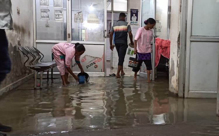 MGM हॉस्पिटल के बर्न यूनिट में घुसा बारिश का पानी, मरीज को छोड़ पानी निकालने में जुटी नर्स, देखें Pics