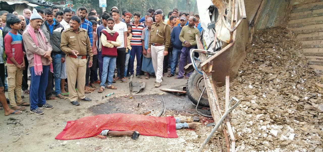 डोमचांच में कोडरमा-गिरिडीह मुख्य मार्ग पर अवैध माइका लदा पिकअप वैन पलटा, 2 की मौत