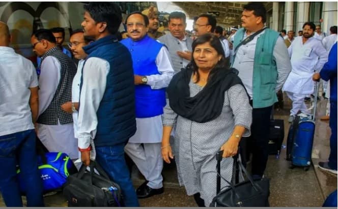 मध्यप्रदेश- एयरपोर्ट से अपने होटल लौटे बागी विधायक, राज्यपाल ने छह मंत्रियों को हटाया