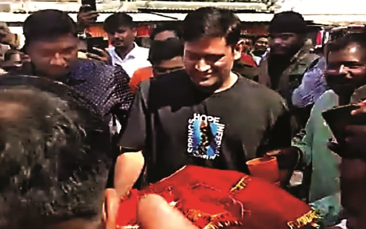 MS Dhoni: मां दिउड़ी के दरबार पहुंचे कैप्टन कूल, विधि-विधान से की पूजा, इस खास गाड़ी से मंदिर पहुंचे थे माही