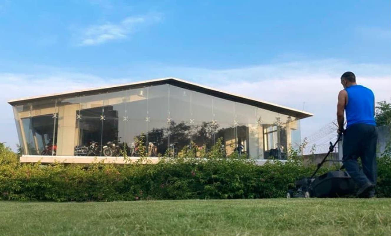 लॉकडाउन में क्या कर रहे हैं रांची के राजकुमार महेंद्र सिंह धौनी, खुद देखिये