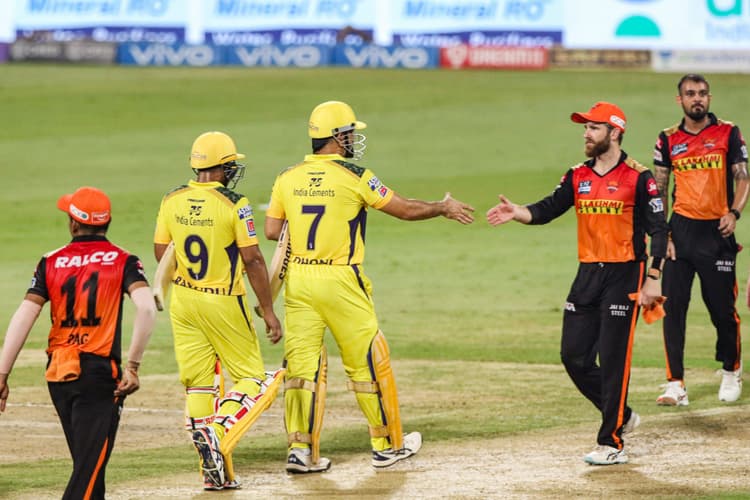 CSK vs SRH IPL 2021 : धोनी ने फिर लगाया विजयी छक्का, प्लेऑफ में पहुंचा चेन्नई सुपर किंग्स
