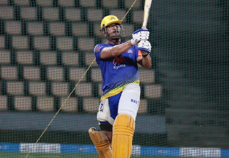 IPL 2021 : आईपीएल शुरू होने से पहले खतरनाक फॉर्म में दिखे धौनी, गेंदबाजों की जमकर कर रहे धुनाई, देखें VIDEO