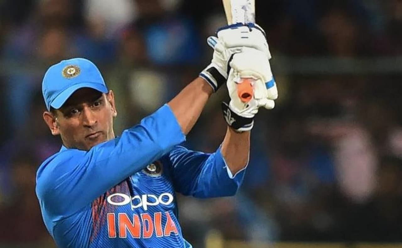 एम एस धोनी के सम्मान में वानखेड़े स्टेडियम में चार सीटें रिजर्व, वर्ल्ड कप 2011 में वहीं मारा था छक्का