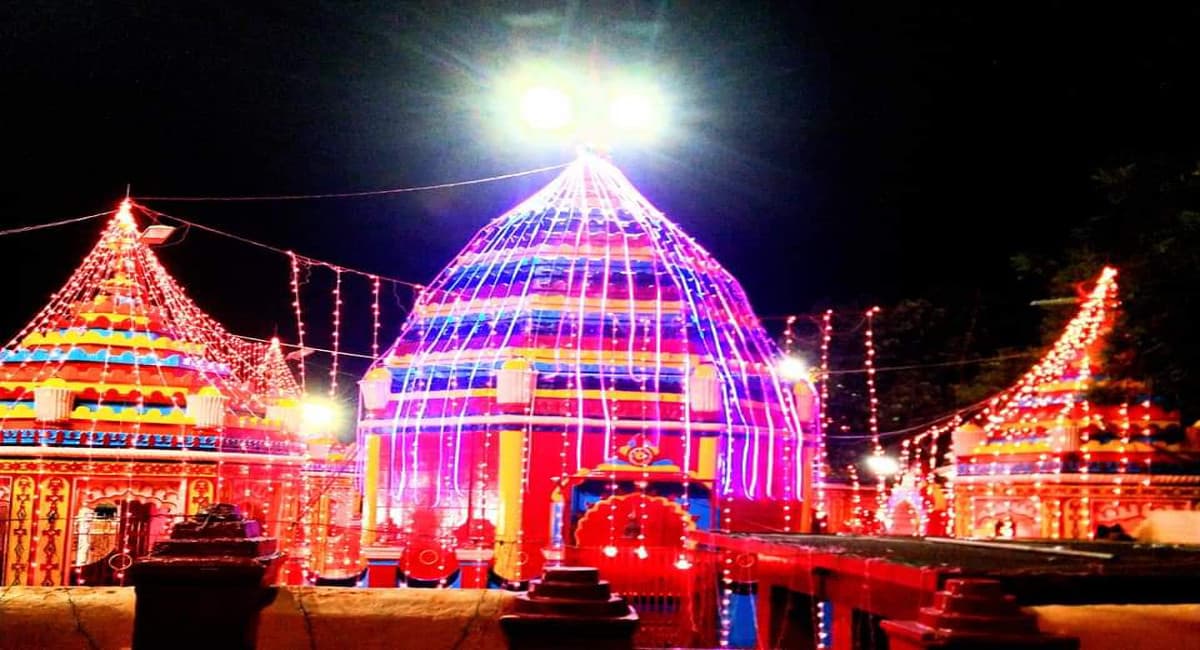 Diwali 2021: दूधिया रोशनी से जगमग हुआ मां छिन्नमस्तिके का दरबार, आज जुटेंगे देशभर के तांत्रिक Diwali 2021: दूधिया रोशनी से जगमग हुआ मां छिन्नमस्तिके का दरबार, आज जुटेंगे देशभर के तांत्रिक