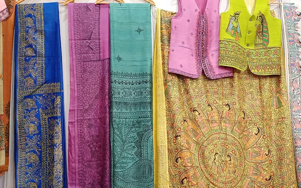खादी मेले में Madhubani Painting की धूम, साड़ियों से लेकर बैग्स को लोग कर रहे हैं पसंद खादी मेले में Madhubani Painting की धूम, साड़ियों से लेकर बैग्स को लोग कर रहे हैं पसंद