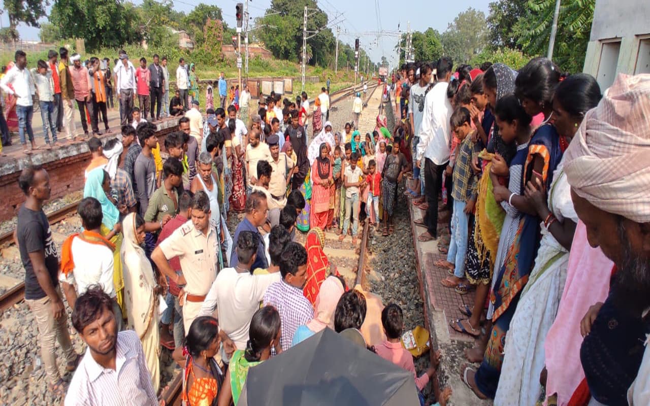देवघर के मधुपुर में ट्रेन की चपेट में आने से एक छात्रा की मौत, आक्रोशितों ने घंटों सवारी गाड़ी को रोका