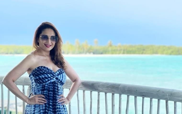 Madhuri Dixit ने 'बीच फोटो' से फैंस को किया इंप्रेस, 'धक धक गर्ल' की ऑफ शोल्डर ड्रेस से नजरें हटाना मुश्किल