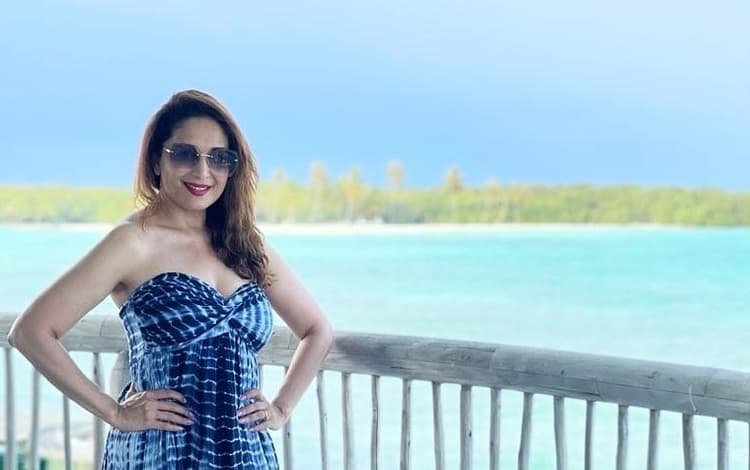 Madhuri Dixit ने 'बीच फोटो' से फैंस को किया इंप्रेस, 'धक धक गर्ल' की ऑफ शोल्डर ड्रेस से नजरें हटाना मुश्किल