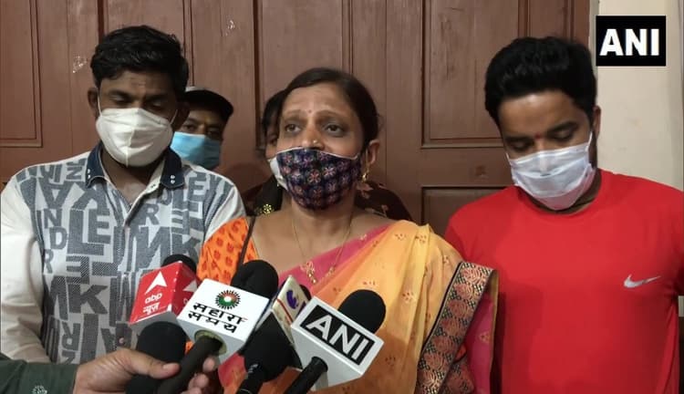 इंदौर में वैक्सीनेशन सेंटर पर भाजपा की नेता ने मनाया अपना जन्मदिन, सोशल मीडिया पर वीडियो वायरल पर मांगी माफी