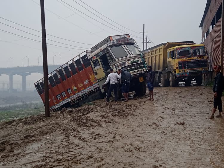 Prayagraj Magh Mela: माघ मेले की तैयारियों पर बारिश फेर रहा पानी, जगह-जगह फिसलन वाली कीचड़ से आफत