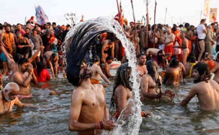 Makar Sankranti 2022: त्रिवेणी संगम में श्रद्धालुओं ने लगाई आस्था की डुबकी, देखें फोटो Makar Sankranti 2022: त्रिवेणी संगम में श्रद्धालुओं ने लगाई आस्था की डुबकी, देखें फोटो