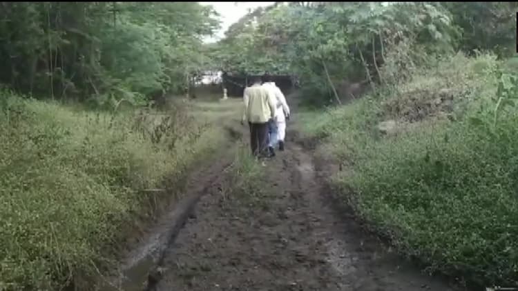 Maharashtra: रिटायर्ड मेजर ने CM को लिखा पत्र, कहा- हमारी बस्ती तक जाने के लिए रोड नहीं, हेलीकॉप्टर दो