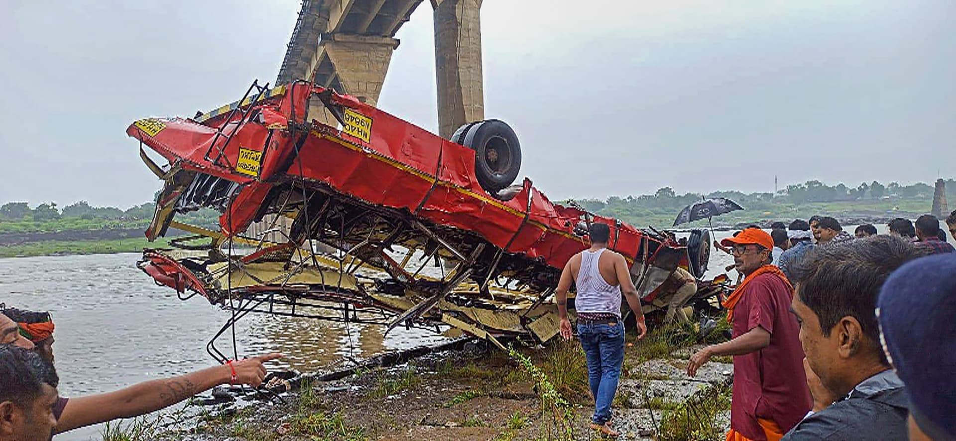 MP Bus Accident: मध्य प्रदेश हादसे में बड़ा खुलासा, 10 साल पुरानी थी बस, फिटनेस भी होने वाला था फेल