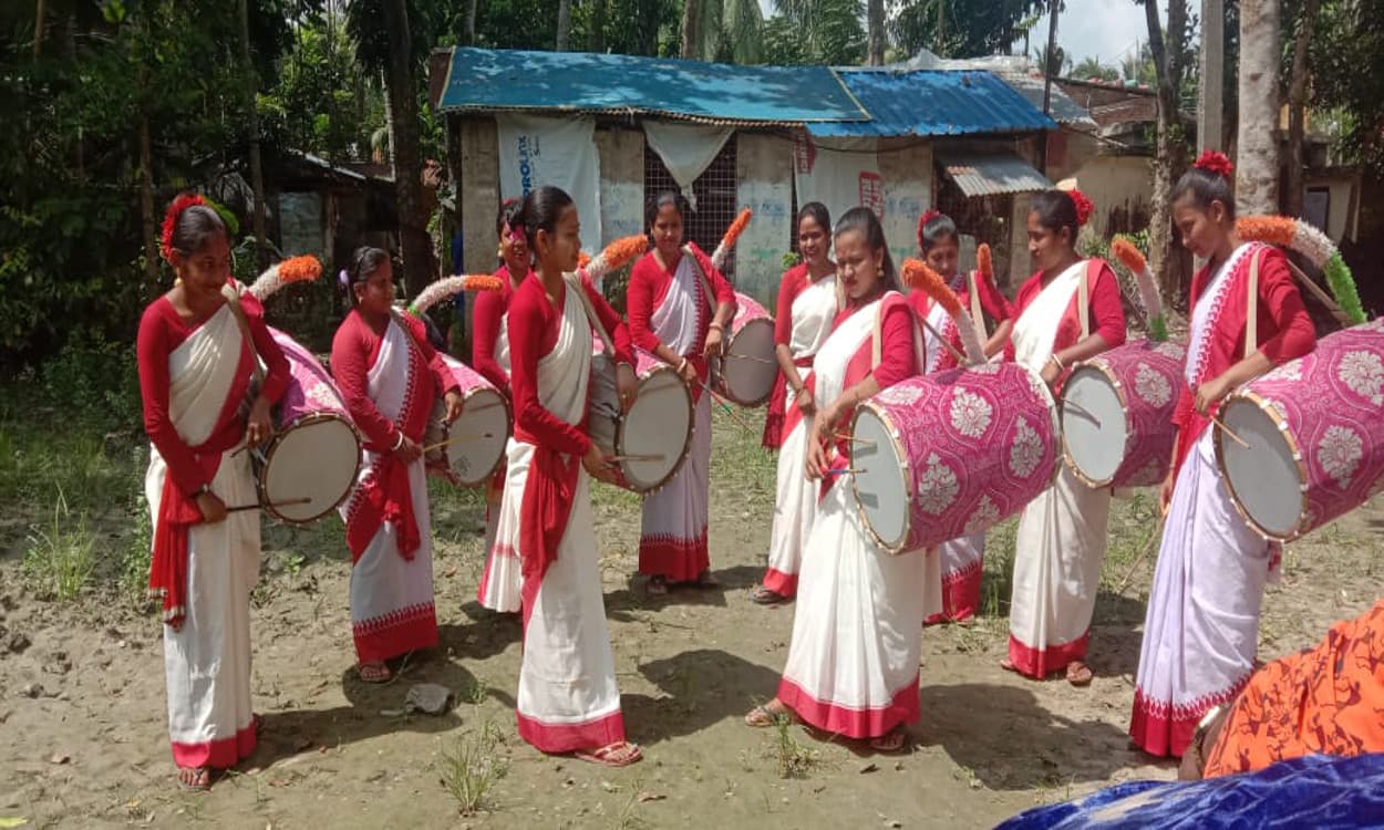 Durga Puja 2020 : पूजा पंडालों में महिला ढाकियों की बढ़ी मांग, ढाकियों की है अपनी वेबसाइट Durga Puja 2020 : पूजा पंडालों में महिला ढाकियों की बढ़ी मांग, ढाकियों की है अपनी वेबसाइट