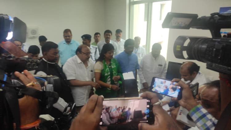 राज्यसभा चुनाव : जेएमएम प्रत्याशी महुआ माजी ने किया नामांकन