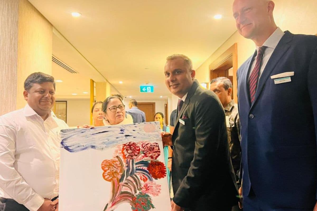 दुबई एयरपोर्ट पर अचानक ममता बनर्जी और श्रीलंका के राष्ट्रपति की हुई मुलाकात, बंगाल आने का दिया निमंत्रण दुबई एयरपोर्ट पर अचानक ममता बनर्जी और श्रीलंका के राष्ट्रपति की हुई मुलाकात, बंगाल आने का दिया निमंत्रण