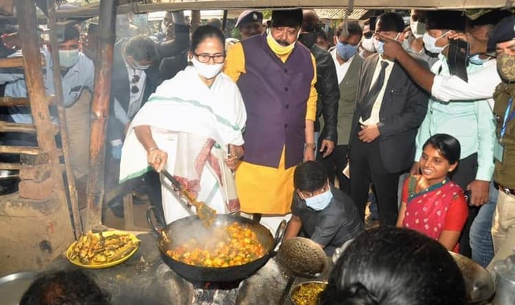 VIDEO: ...जब सड़क किनारे होटल में सब्जी पकाने लगीं पश्चिम बंगाल की मुख्यमंत्री ममता बनर्जी