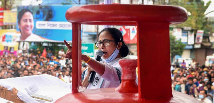 अंतरराष्ट्रीय महिला दिवस पर पीएम मोदी पर बरसीं ममता बनर्जी, कहा- मोदी गुंडा नहीं चाहिए