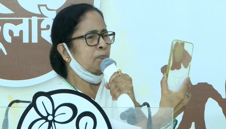 ममता बनर्जी का दावा- दिमाग को स्कैन कर लेता है पेगासस, फोन पर लगाया प्लास्टर
